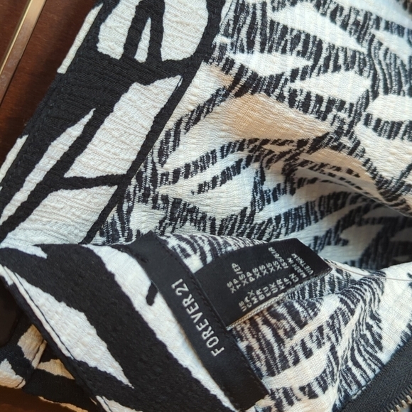 Forever 21 Skater Skirt Mini Knee Length Cream Black XS Grunge Goth Thorns - Picture 6 of 8